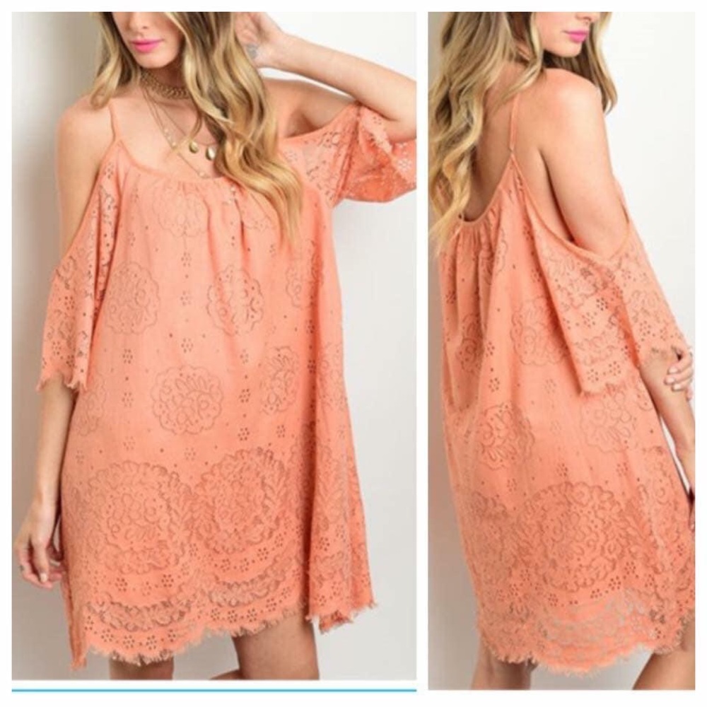 🆕🍑ENTRO! Eyelet detail/open shoulder/fully lined (see description for sizing) - Picture 1 of 1